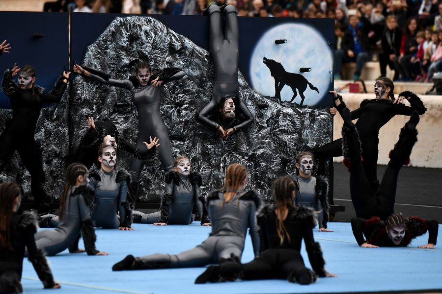 El Estadio Panatenaico de Atenas ha sido el escenario de la entrega de la llama olímpica a falta de 100 días para que arranquen los Juegos Olímpicos de invierno 