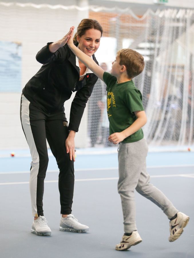 La Duquesa de Cambridge ha participado en una visita al centro nacional de tenis de Gran Bretaña donde fue informada sobre las últimas actividades y objetivos de la organizació.