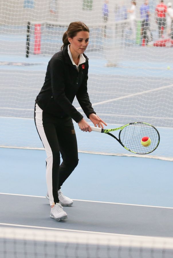 La Duquesa de Cambridge ha participado en una visita al centro nacional de tenis de Gran Bretaña donde fue informada sobre las últimas actividades y objetivos de la organizació.