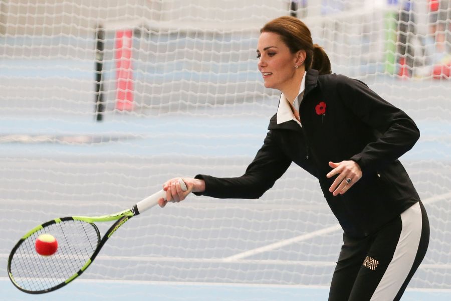 La Duquesa de Cambridge ha participado en una visita al centro nacional de tenis de Gran Bretaña donde fue informada sobre las últimas actividades y objetivos de la organizació.