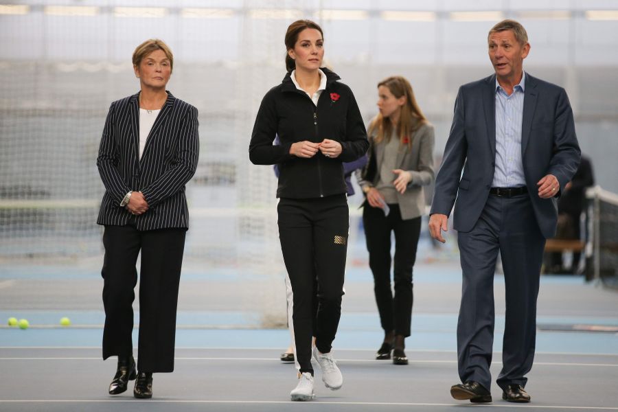 La Duquesa de Cambridge ha participado en una visita al centro nacional de tenis de Gran Bretaña donde fue informada sobre las últimas actividades y objetivos de la organizació.