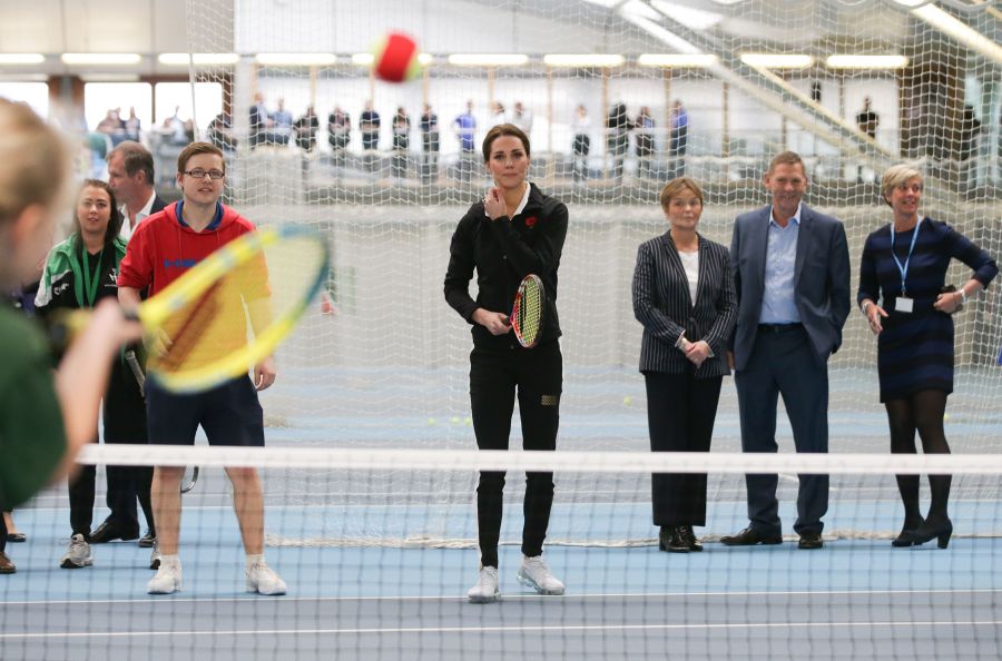 La Duquesa de Cambridge ha participado en una visita al centro nacional de tenis de Gran Bretaña donde fue informada sobre las últimas actividades y objetivos de la organizació.