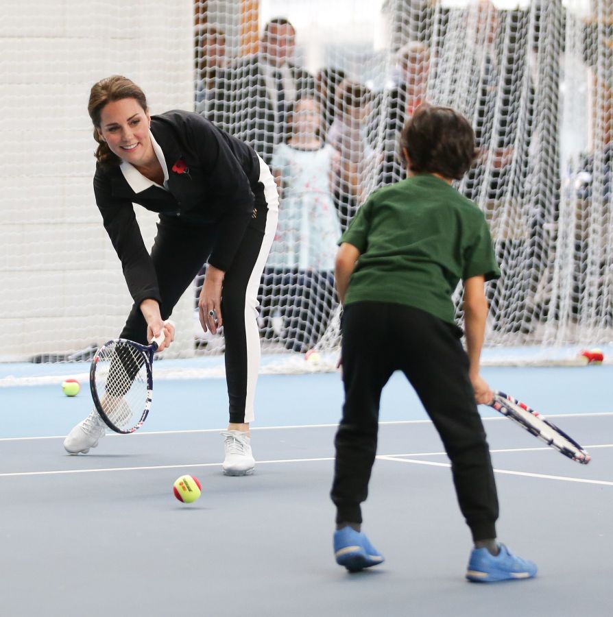 La Duquesa de Cambridge ha participado en una visita al centro nacional de tenis de Gran Bretaña donde fue informada sobre las últimas actividades y objetivos de la organizació.