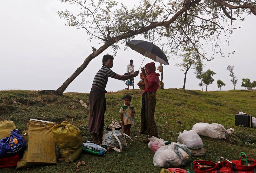 Los rohingya son una etnia de fe musulmana que se concentra en el estado birmano de Rajine. El Estado birmano, donde dominan los budistas, no les reconoce como ciudadanos porque les considera descendientes de inmigrantes ilegales procedentes de Bangladesh.