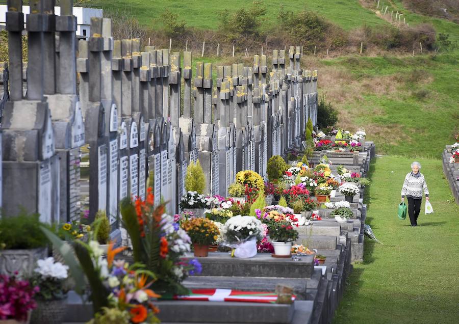 Multitud de guipuzcoanos se han acercado a los cementerios para recordar a sus seres queridos fallecidos