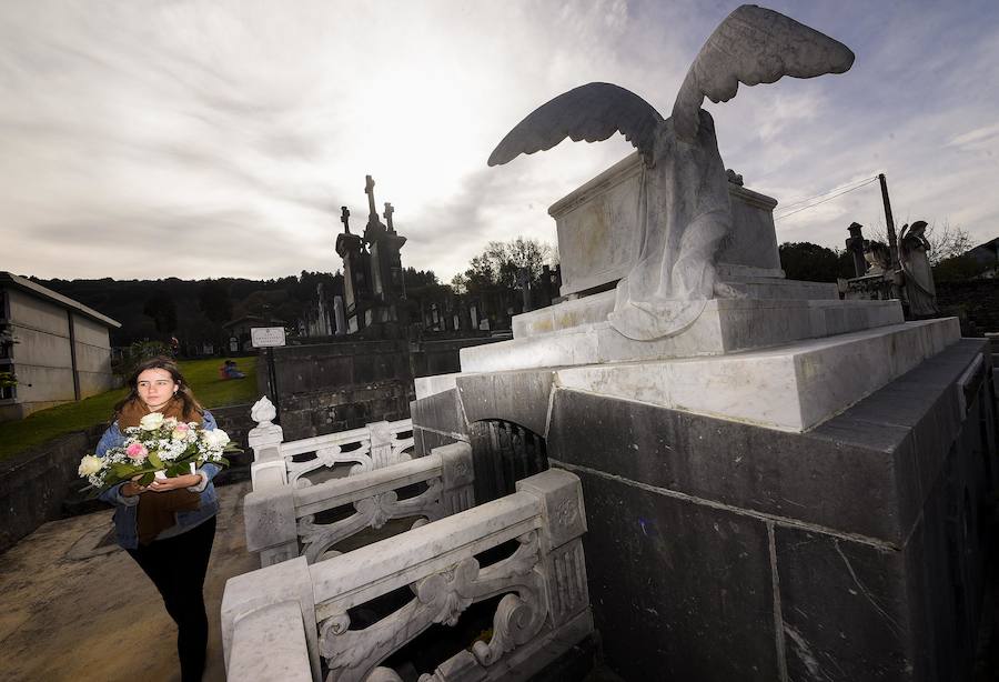 Multitud de guipuzcoanos se han acercado a los cementerios para recordar a sus seres queridos fallecidos