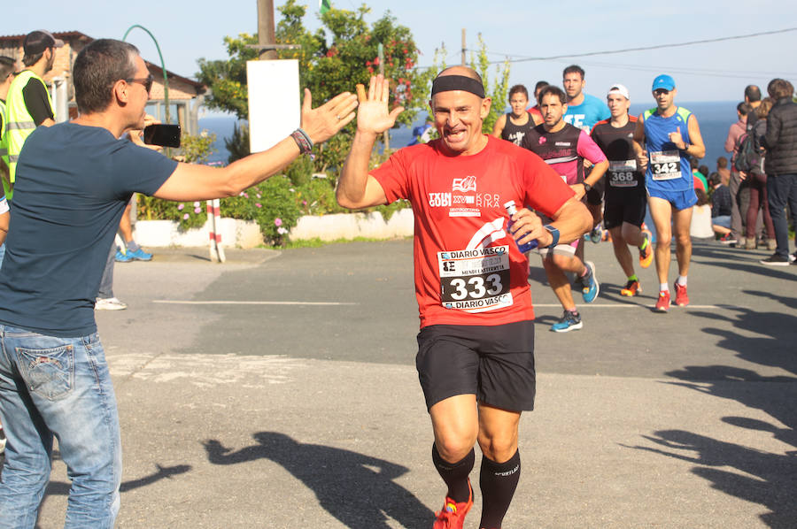 Cerca de 300 atletas participaron en la travesía del Memorial Beñat Elzo y otros 750 pasearon por el bonito paraje de la Talaia Bidea. Iker Oliveri y Claudia Behobide vencen en la Urban Trail de Hondarribia.