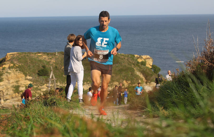 Cerca de 300 atletas participaron en la travesía del Memorial Beñat Elzo y otros 750 pasearon por el bonito paraje de la Talaia Bidea. Iker Oliveri y Claudia Behobide vencen en la Urban Trail de Hondarribia.