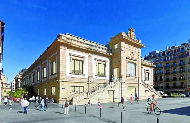 Fotomontaje del edificio Pescadería, con nuevos ventanales, y la plaza de la Bretxa sin el espacio Cánovas.