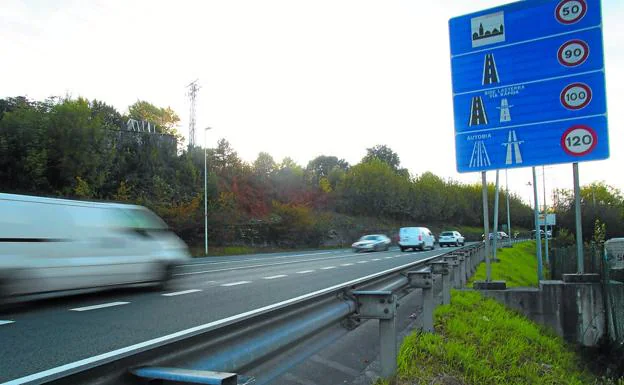 La carretera GI-636 discurre junto al talud en el que fue hallada la joven, ubicado bajo el parque de Mendibil de Irun.