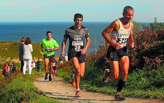 Participantes en el Memorial Beñat Elzo corren sobre la Talaia Bidea.