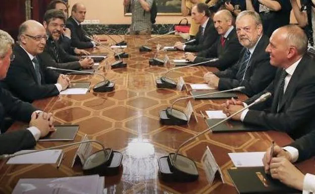 Imagen de archico de la reunión de la comisión mixta para ratificar el acuerdo sobre el Cupo. 