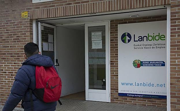 Una oficina de Lanbide en San Sebastián.