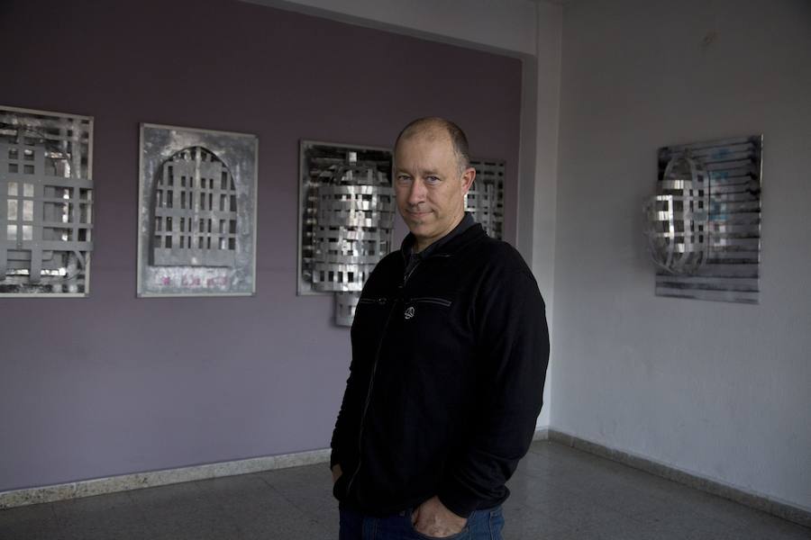 El escultor y pintor Aitor Ruiz de Egino Otegi (Hernani, 1971) ha montado en Hernani la gran exposición de su vida. Se puede admirar su obra en la antigua ikastola Urumea.