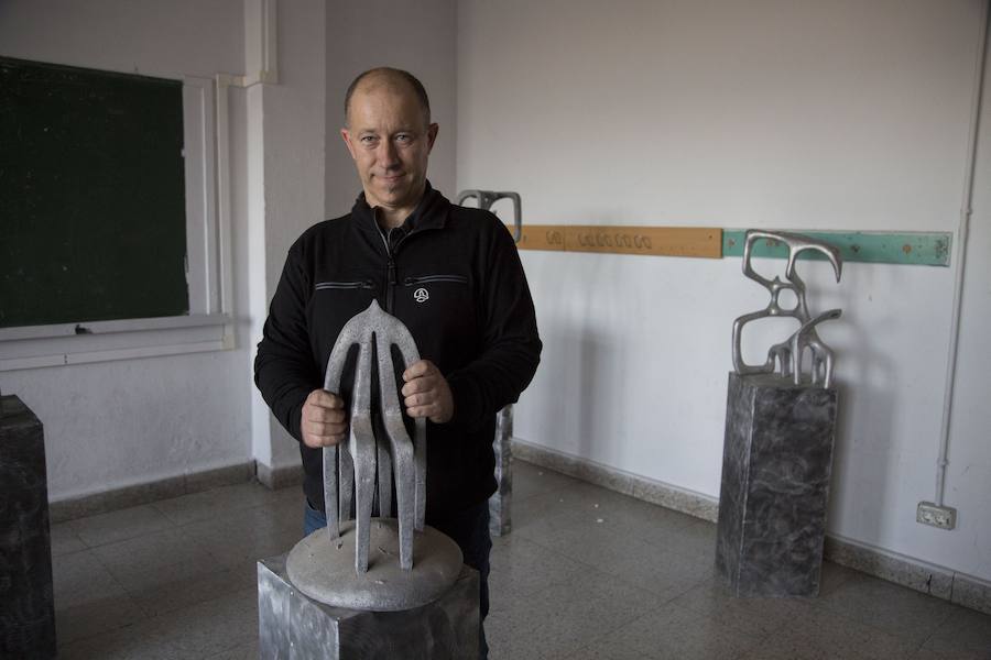 El escultor y pintor Aitor Ruiz de Egino Otegi (Hernani, 1971) ha montado en Hernani la gran exposición de su vida. Se puede admirar su obra en la antigua ikastola Urumea.