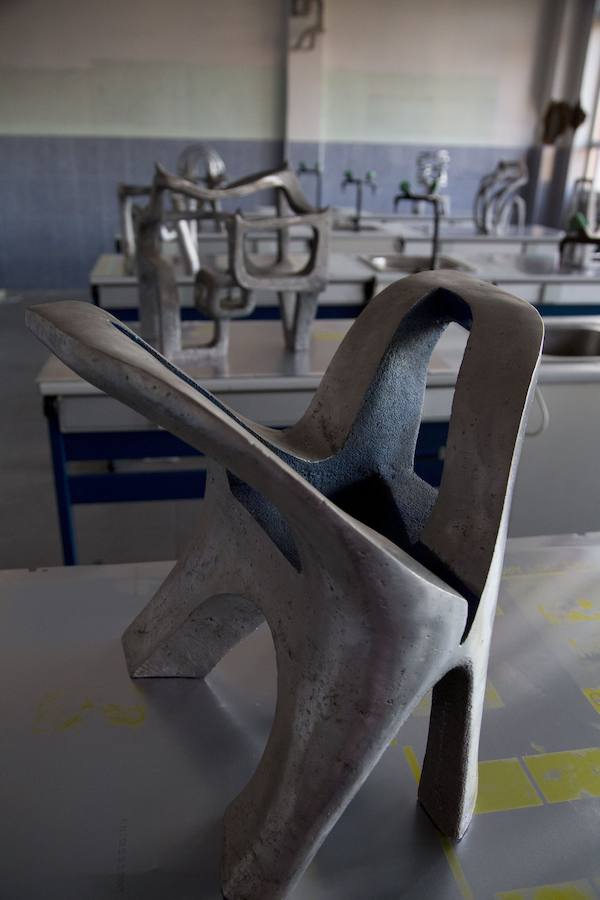 El escultor y pintor Aitor Ruiz de Egino Otegi (Hernani, 1971) ha montado en Hernani la gran exposición de su vida. Se puede admirar su obra en la antigua ikastola Urumea.