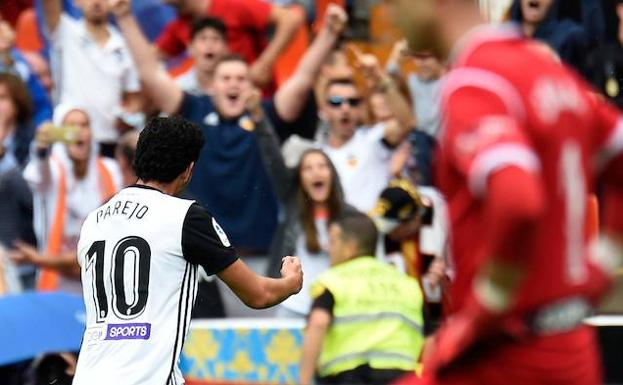 Parejo celebra su gol.