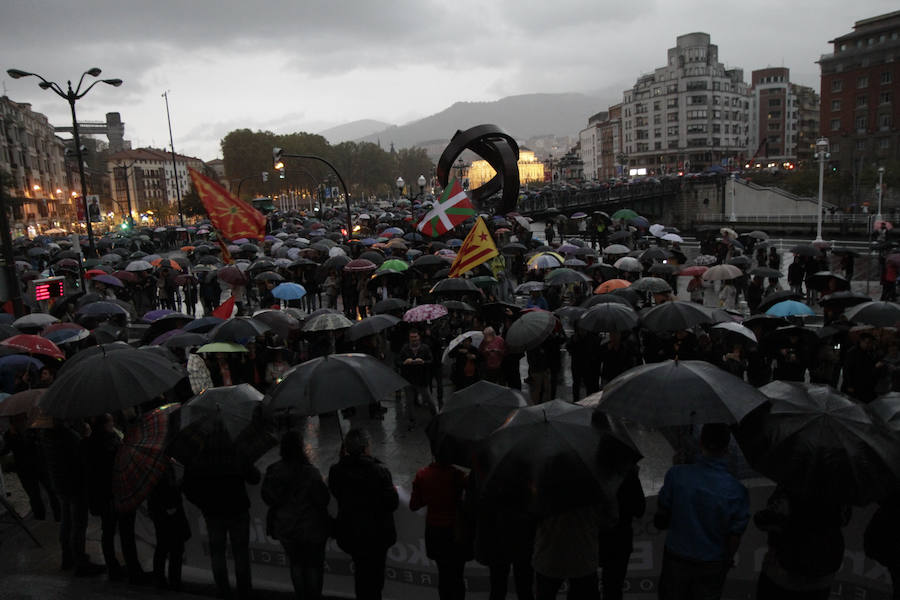 Miles de personas desafían el mal tiempo y recorren la capital vizcaína reivincando el derecho a decidir y protestando contra el 155 y la encarcelación de medio Govern