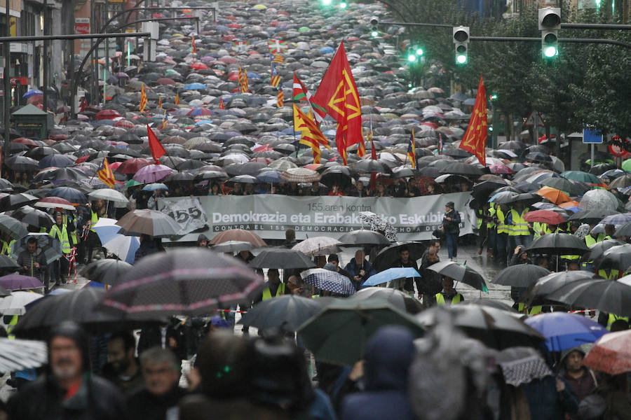 Miles de personas desafían el mal tiempo y recorren la capital vizcaína reivincando el derecho a decidir y protestando contra el 155 y la encarcelación de medio Govern