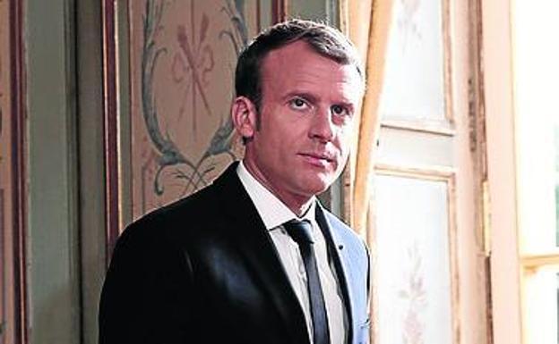 Macron se cambia de traje para hacer patria