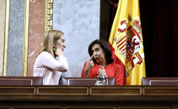 La presidenta del Congreso, Ana Pastor, conversa con la portavoz del PSOE, Margarita Robles. 