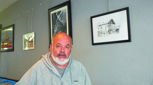El ordiziarra Manuel Salgado, ante varias de las obras de esta primera e inaugural muestra colectiva.
