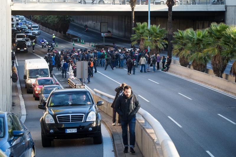 Los piquetes provocan cortes en una treintena de carreteras catalanas 