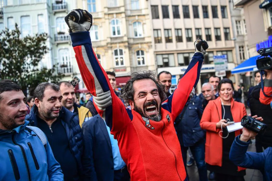 El turco Cengiz Kocak ha realizado un salto desde la Torre Galata de Estambul de 36 metros de altura, convirtiéndose en el segundo hombre después de Hezarfen Ahmet Celebi, un legendario aviador otomano que saltó desde la Torre de Gálata para su primer vuelo sobre Estambul.