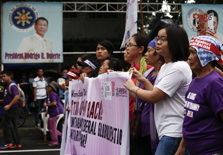 Mujeres del grupo Gabriela encabezaron la manifestación contra la visita del presidente estadounidense Donald Trump a Filipinas, con motivo de la cumbre de la Asociación de Naciones del Sudeste Asiático (ASEAN) en Manila