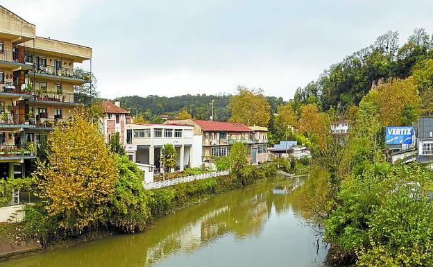 La margen derecha del río se trasladará entre 20 y 25, metros entre el puente de Martutene (en la foto) y el del polígono 27, en la segunda fase de las obras. 