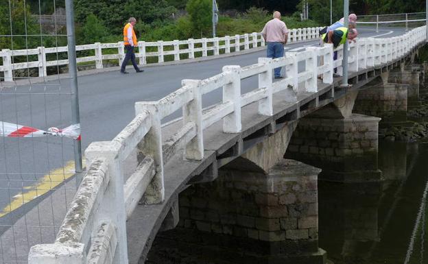 El 23 de agosto los ingenieros inspeccionaron el puente desde una embarcación para valorar su estado.