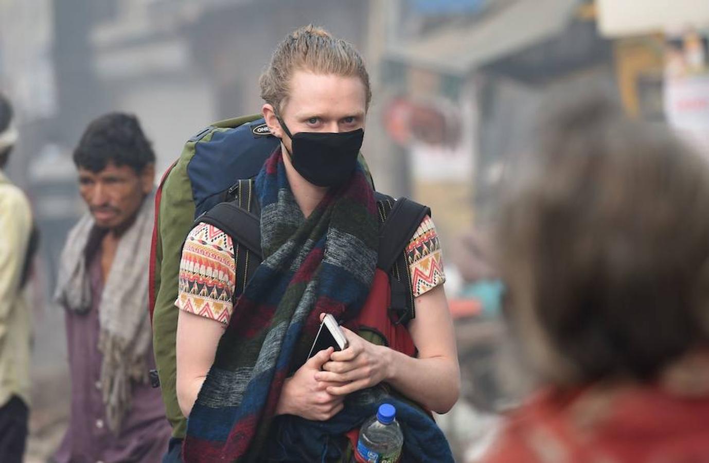 La capital de India, Nueva Delhi se encuentra cubierta por una niebla de contaminación. Esta situación se extiende por toda la zona norte del país y ha provocado el cierre de escuelas, estaciones de tren y aeropuertos. La nube, además, ha obligado a la gente a mantenerse en sus casas o salir a la calle con mascarilla.