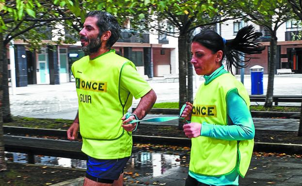 Juanjo ayuda a Silvia en un entrenamiento para la carrera del domingo. 