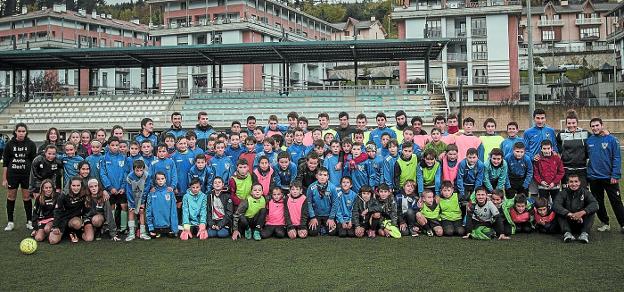 Los niños y niñas de la escuela de fútbol de la UDA y el equipo infantil femenino de Leintz Arizmendi posaron junto a Manu García. 