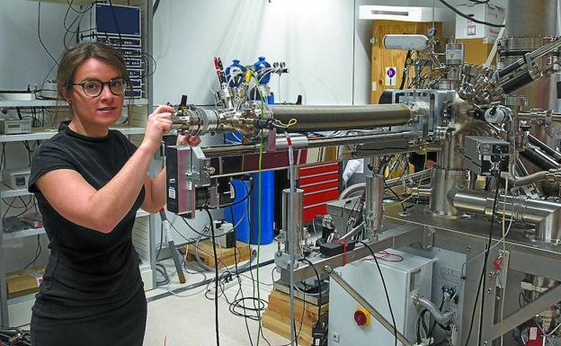 Sara Barja posa junto a uno de los microscopios del Centro de Física de Materiales de San Sebastián. 