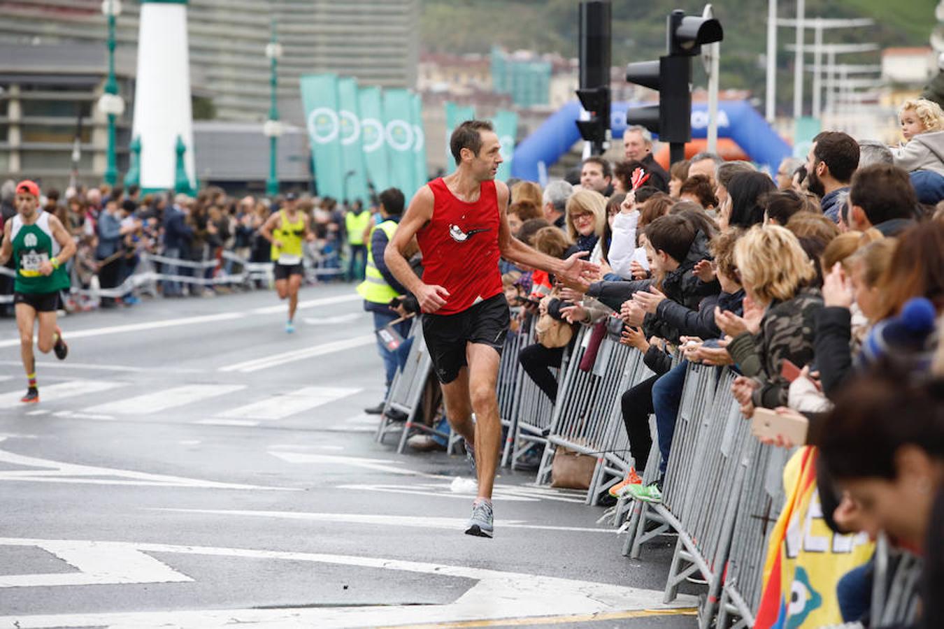 La carrera oficial ha comenzado a las 10.15 y en menos de una hora ya han comenzado a llegar los corredores a la zona del Kursaal.