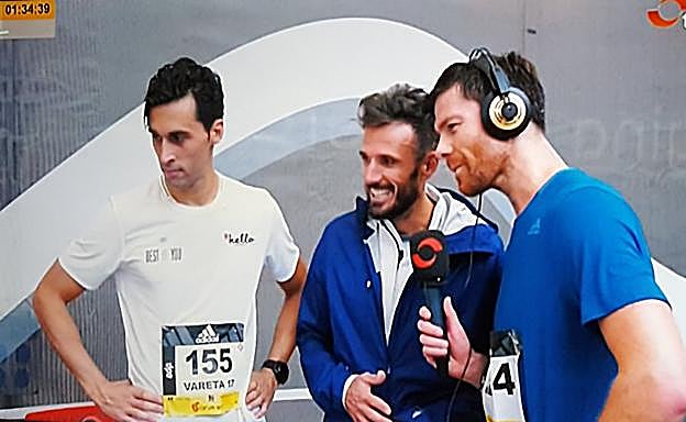 Arbeloa, Chema Martínez y Xabi Alonso en línea de meta en el set de Teledonosti. 