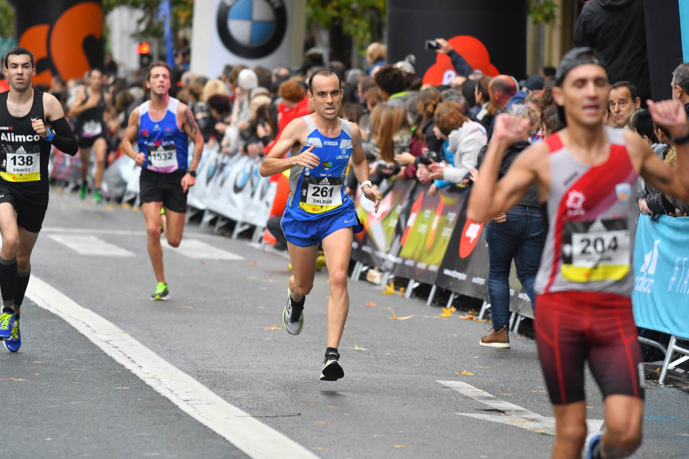 Gran ambiente en la línea de meta de la Behobia San Sebastian 