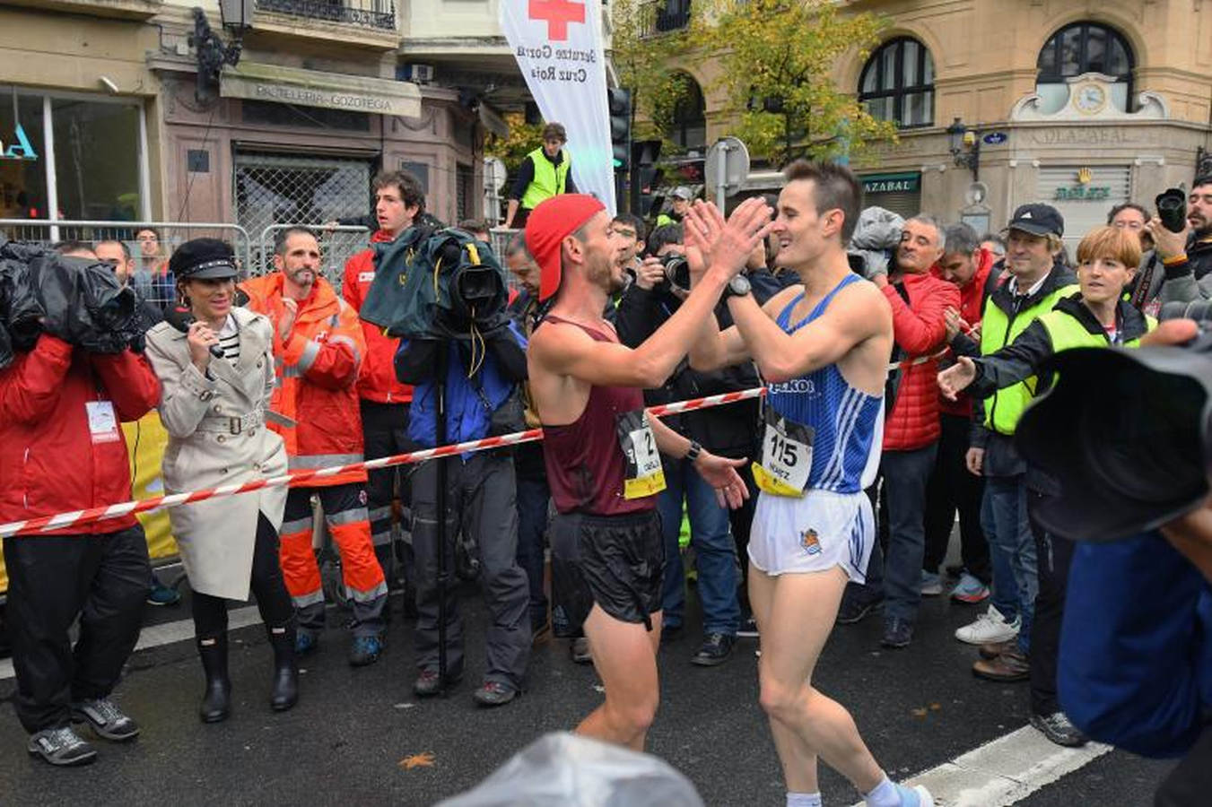 Gran ambiente en la línea de meta de la Behobia San Sebastian 