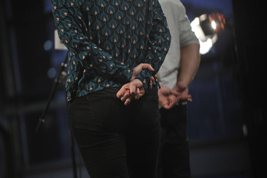 Durangoko saioan egindako argazkiok ederki erakusten dute nolako kontzentrazio-ariketa egin behar duten bertsolariek mikroaren aurrean jartzea tokatzen zaienean daukaten onena emateko