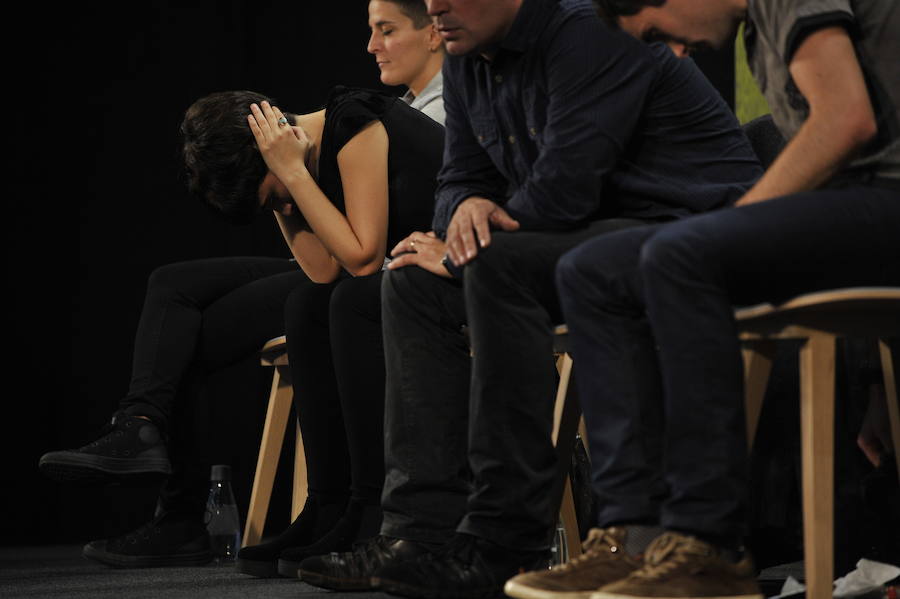 Durangoko saioan egindako argazkiok ederki erakusten dute nolako kontzentrazio-ariketa egin behar duten bertsolariek mikroaren aurrean jartzea tokatzen zaienean daukaten onena emateko