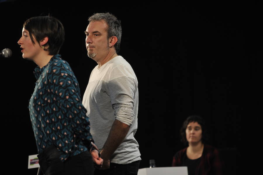 Durangoko saioan egindako argazkiok ederki erakusten dute nolako kontzentrazio-ariketa egin behar duten bertsolariek mikroaren aurrean jartzea tokatzen zaienean daukaten onena emateko