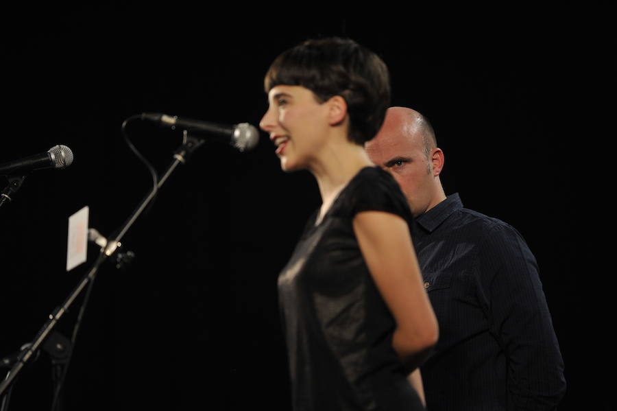 Durangoko saioan egindako argazkiok ederki erakusten dute nolako kontzentrazio-ariketa egin behar duten bertsolariek mikroaren aurrean jartzea tokatzen zaienean daukaten onena emateko