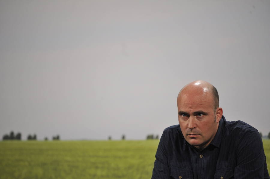 Durangoko saioan egindako argazkiok ederki erakusten dute nolako kontzentrazio-ariketa egin behar duten bertsolariek mikroaren aurrean jartzea tokatzen zaienean daukaten onena emateko