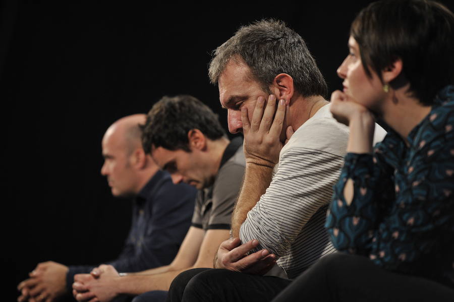 Durangoko saioan egindako argazkiok ederki erakusten dute nolako kontzentrazio-ariketa egin behar duten bertsolariek mikroaren aurrean jartzea tokatzen zaienean daukaten onena emateko