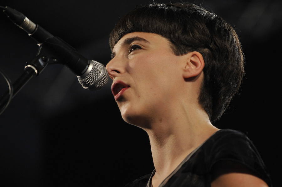 Durangoko saioan egindako argazkiok ederki erakusten dute nolako kontzentrazio-ariketa egin behar duten bertsolariek mikroaren aurrean jartzea tokatzen zaienean daukaten onena emateko