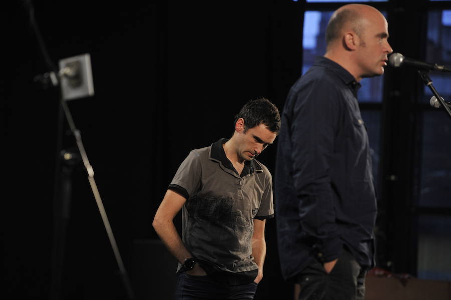 Durangoko saioan egindako argazkiok ederki erakusten dute nolako kontzentrazio-ariketa egin behar duten bertsolariek mikroaren aurrean jartzea tokatzen zaienean daukaten onena emateko