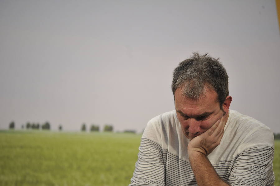 Durangoko saioan egindako argazkiok ederki erakusten dute nolako kontzentrazio-ariketa egin behar duten bertsolariek mikroaren aurrean jartzea tokatzen zaienean daukaten onena emateko