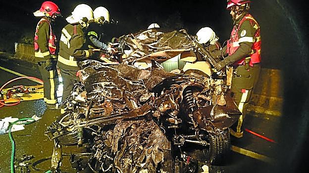 Los bomberos forales se encargaron de desencarcelar a los dos ocupantes del vehículo, que quedaron atrapados. El camión se llevó por delante el quitamiedos y cayó junto al río Bidasoa desde una altura de 5 metros.