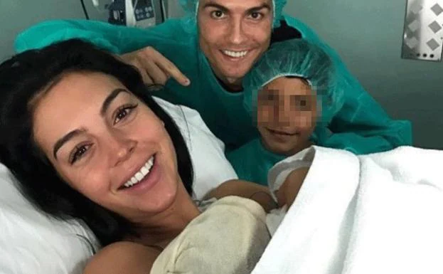 Cristiano Ronaldo y Georgina posan con la recién nacida y el hijo mayor del futbolista. 